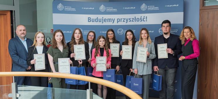 Finaliści Konkursu z dziekan WZ prof. PRz B. Zatwarnicką-Madurą (pierwsza z prawej) i dr. inż. M. Sołtyiakiem (pierwszy z lewej), 