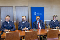 Od lewej: insp. P. Szymański, podkom. P. Marek, prof. PRz D. Strzałka, podkom. A. Dryniak, 