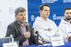Od lewej: rektor prof. P. Koszelnik, J. Wrona, M. Gacek,