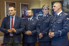 Od lewej: prof. PRz D. Strzałka, podkom. P. Marek,  insp. P. Szymański, 