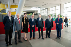 Prorektorzy. Drugi od lewej prof. J. Sęp,