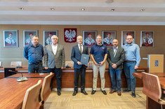 Od lewej:  prof. PRz T. Rogalski, prof. PRz A. Marciniec, S. Ursell, prof. J. Sęp, dr inż. A. Rzucidło, dr inż. J. Bakunowicz,