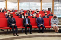 Uczestnicy spotkania. Od lewej w pierwszym rzędzie: prezydent Stalowej Woli Lucjusz Nadbereżny, prezydent RP Andrzej Duda,